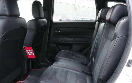 Mitsubishi Outlander III рестайлинг 3, 2020 год, 2 100 000 рублей, 10 фотография