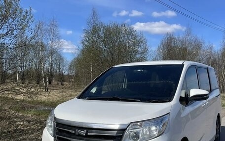 Toyota Noah III, 2015 год, 1 640 000 рублей, 1 фотография