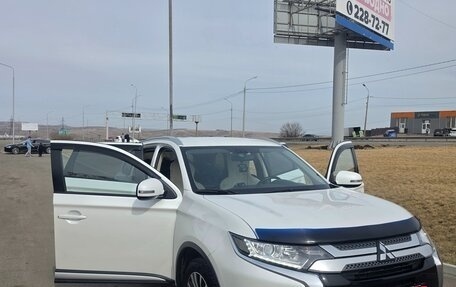 Mitsubishi Outlander III рестайлинг 3, 2018 год, 2 200 000 рублей, 3 фотография