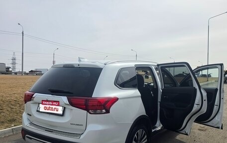 Mitsubishi Outlander III рестайлинг 3, 2018 год, 2 200 000 рублей, 4 фотография