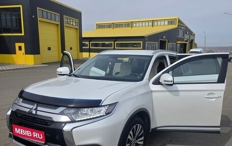Mitsubishi Outlander III рестайлинг 3, 2018 год, 2 200 000 рублей, 2 фотография