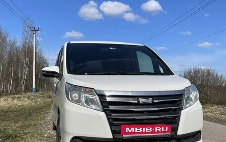 Toyota Noah III, 2015 год, 1 640 000 рублей, 2 фотография