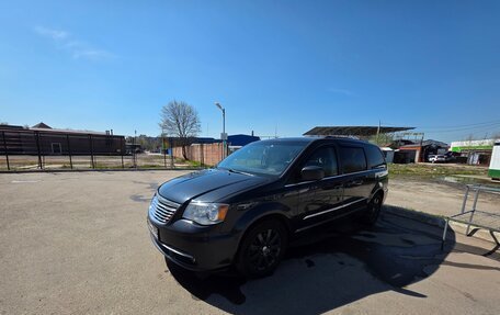 Chrysler Town & Country V рестайлинг, 2013 год, 1 700 000 рублей, 2 фотография