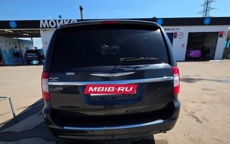 Chrysler Town & Country V рестайлинг, 2013 год, 1 700 000 рублей, 8 фотография