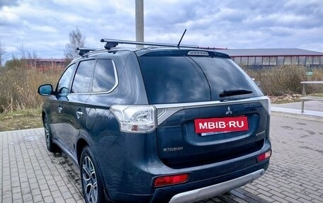 Mitsubishi Outlander III рестайлинг 3, 2014 год, 1 799 000 рублей, 4 фотография