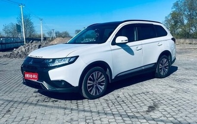 Mitsubishi Outlander III рестайлинг 3, 2019 год, 1 950 000 рублей, 1 фотография