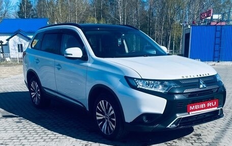 Mitsubishi Outlander III рестайлинг 3, 2019 год, 1 950 000 рублей, 3 фотография