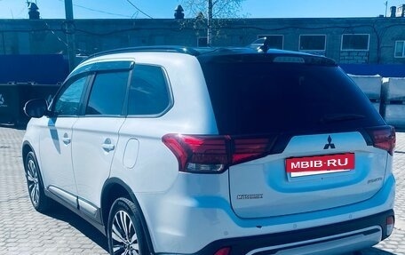Mitsubishi Outlander III рестайлинг 3, 2019 год, 1 950 000 рублей, 5 фотография