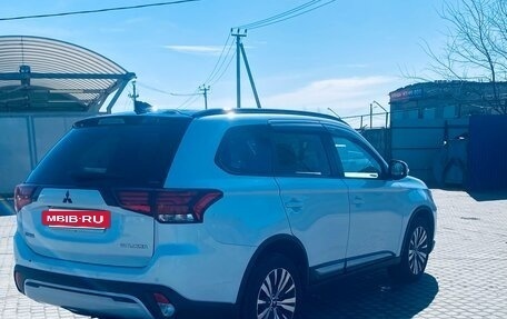 Mitsubishi Outlander III рестайлинг 3, 2019 год, 1 950 000 рублей, 4 фотография