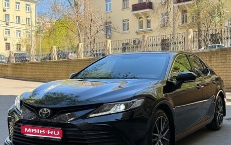 Toyota Camry, 2021 год, 3 550 000 рублей, 5 фотография