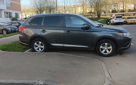 Mitsubishi Outlander III рестайлинг 3, 2020 год, 2 250 000 рублей, 3 фотография