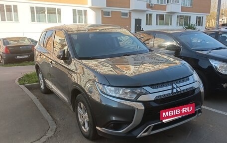 Mitsubishi Outlander III рестайлинг 3, 2020 год, 2 250 000 рублей, 2 фотография