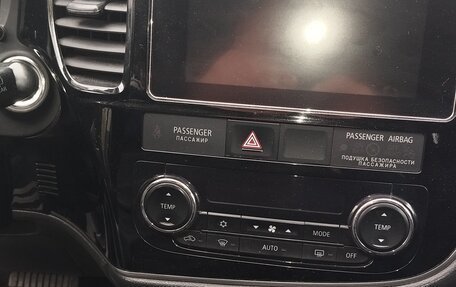 Mitsubishi Outlander III рестайлинг 3, 2018 год, 2 050 000 рублей, 15 фотография