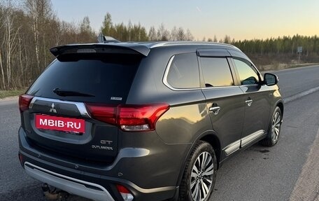Mitsubishi Outlander III рестайлинг 3, 2019 год, 3 950 000 рублей, 2 фотография