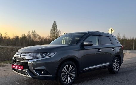 Mitsubishi Outlander III рестайлинг 3, 2019 год, 3 950 000 рублей, 3 фотография