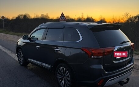 Mitsubishi Outlander III рестайлинг 3, 2019 год, 3 950 000 рублей, 4 фотография