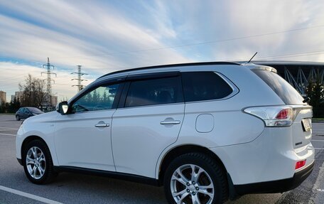 Mitsubishi Outlander III рестайлинг 3, 2014 год, 2 100 000 рублей, 2 фотография