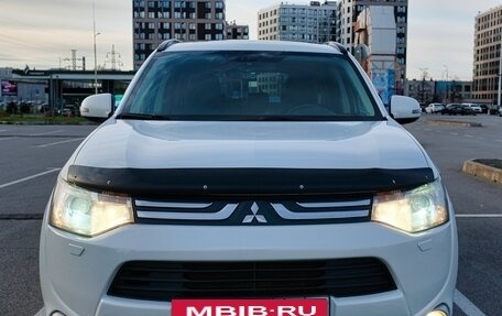 Mitsubishi Outlander III рестайлинг 3, 2014 год, 2 100 000 рублей, 3 фотография