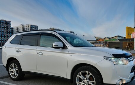 Mitsubishi Outlander III рестайлинг 3, 2014 год, 2 100 000 рублей, 4 фотография