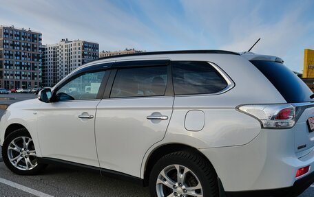 Mitsubishi Outlander III рестайлинг 3, 2014 год, 2 100 000 рублей, 15 фотография