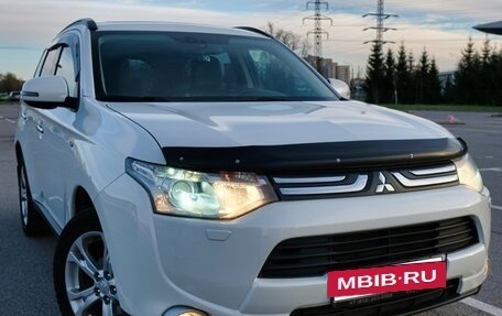 Mitsubishi Outlander III рестайлинг 3, 2014 год, 2 100 000 рублей, 11 фотография