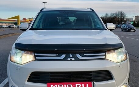 Mitsubishi Outlander III рестайлинг 3, 2014 год, 2 100 000 рублей, 12 фотография