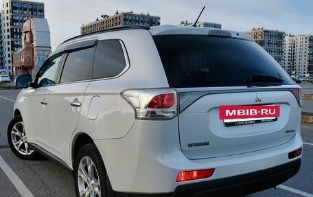 Mitsubishi Outlander III рестайлинг 3, 2014 год, 2 100 000 рублей, 16 фотография