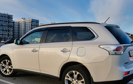 Mitsubishi Outlander III рестайлинг 3, 2014 год, 2 100 000 рублей, 32 фотография