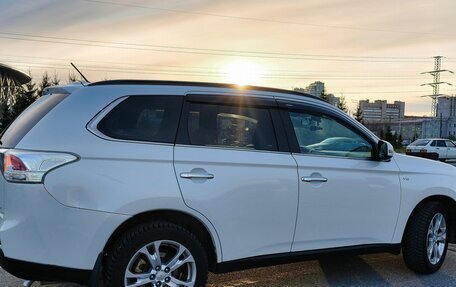 Mitsubishi Outlander III рестайлинг 3, 2014 год, 2 100 000 рублей, 31 фотография