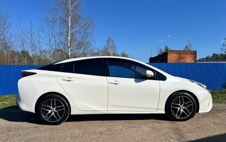 Toyota Prius IV XW50, 2016 год, 1 640 000 рублей, 5 фотография