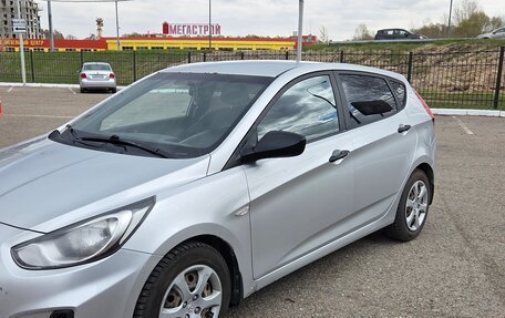 Hyundai Solaris II рестайлинг, 2011 год, 570 000 рублей, 2 фотография