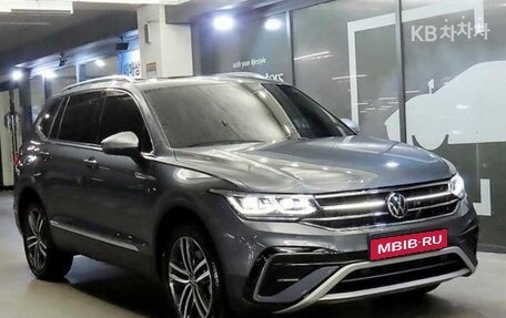 Volkswagen Tiguan II, 2023 год, 2 220 000 рублей, 1 фотография