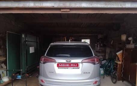 Toyota RAV4, 2015 год, 2 000 000 рублей, 2 фотография