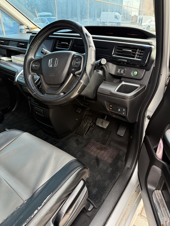 Honda Stepwgn V, 2016 год, 1 850 000 рублей, 3 фотография