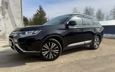 Mitsubishi Outlander III рестайлинг 3, 2021 год, 2 650 000 рублей, 1 фотография