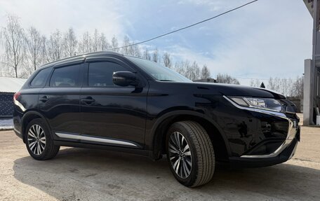 Mitsubishi Outlander III рестайлинг 3, 2021 год, 2 650 000 рублей, 3 фотография