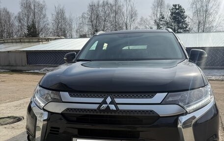 Mitsubishi Outlander III рестайлинг 3, 2021 год, 2 650 000 рублей, 2 фотография