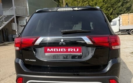 Mitsubishi Outlander III рестайлинг 3, 2021 год, 2 650 000 рублей, 4 фотография