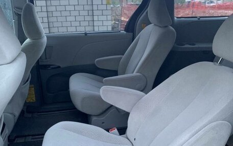 Toyota Sienna III, 2013 год, 2 250 000 рублей, 2 фотография
