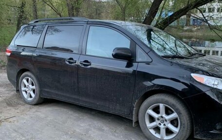 Toyota Sienna III, 2013 год, 2 250 000 рублей, 4 фотография