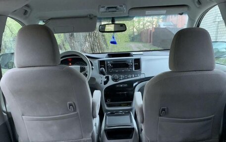 Toyota Sienna III, 2013 год, 2 250 000 рублей, 10 фотография