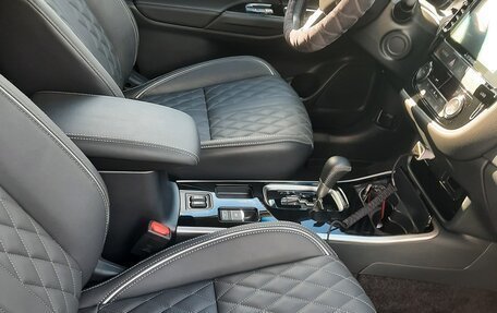 Mitsubishi Outlander III рестайлинг 3, 2022 год, 2 800 000 рублей, 10 фотография