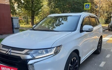 Mitsubishi Outlander III рестайлинг 3, 2022 год, 2 800 000 рублей, 4 фотография