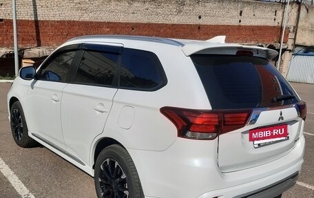 Mitsubishi Outlander III рестайлинг 3, 2022 год, 2 800 000 рублей, 8 фотография