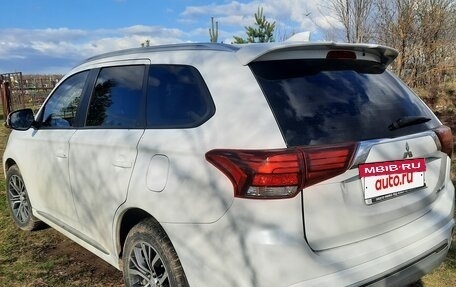 Mitsubishi Outlander III рестайлинг 3, 2022 год, 2 800 000 рублей, 14 фотография