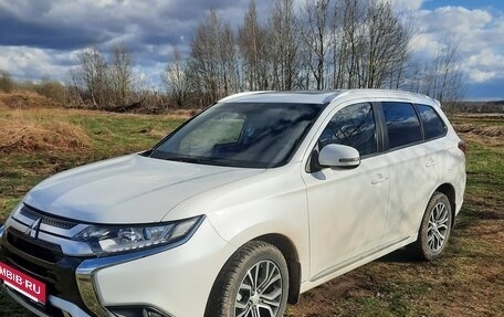 Mitsubishi Outlander III рестайлинг 3, 2022 год, 2 800 000 рублей, 15 фотография