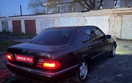 Mercedes-Benz E-Класс, 1998 год, 350 000 рублей, 6 фотография