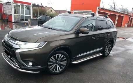 Mitsubishi Outlander III рестайлинг 3, 2019 год, 2 099 999 рублей, 1 фотография