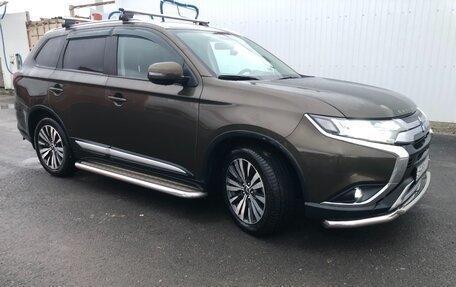 Mitsubishi Outlander III рестайлинг 3, 2019 год, 2 099 999 рублей, 3 фотография