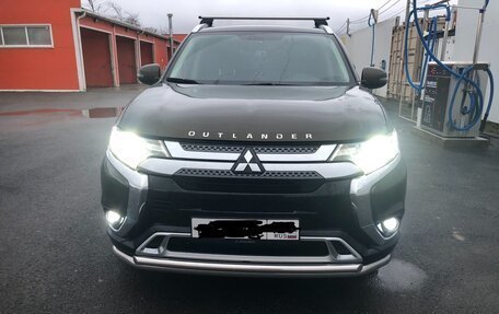 Mitsubishi Outlander III рестайлинг 3, 2019 год, 2 099 999 рублей, 2 фотография
